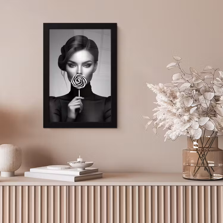 Poster met lijst - Vrouw met Spiraal Lolly Zwart Wit — 5