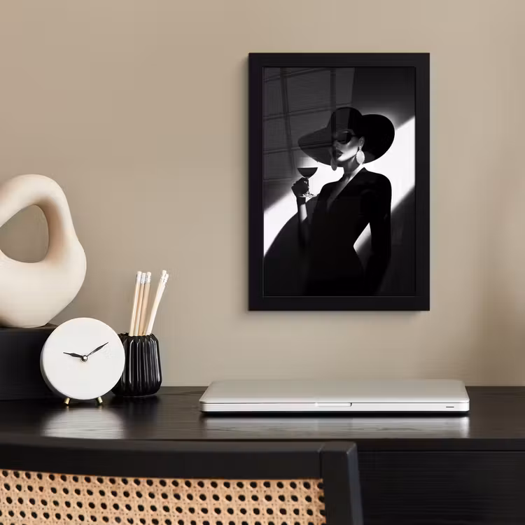 Poster met lijst - Vrouw met Hoed Wijnglas Zwart Wit — 2