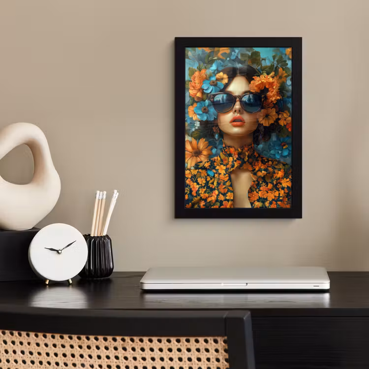 Poster met lijst - Vrouw met Zonnebril Oranje Blauwe Bloemen — 2
