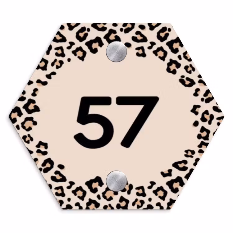Naambordje voordeur - Hexagon - Beige luipaardprint - Traditioneel — 1