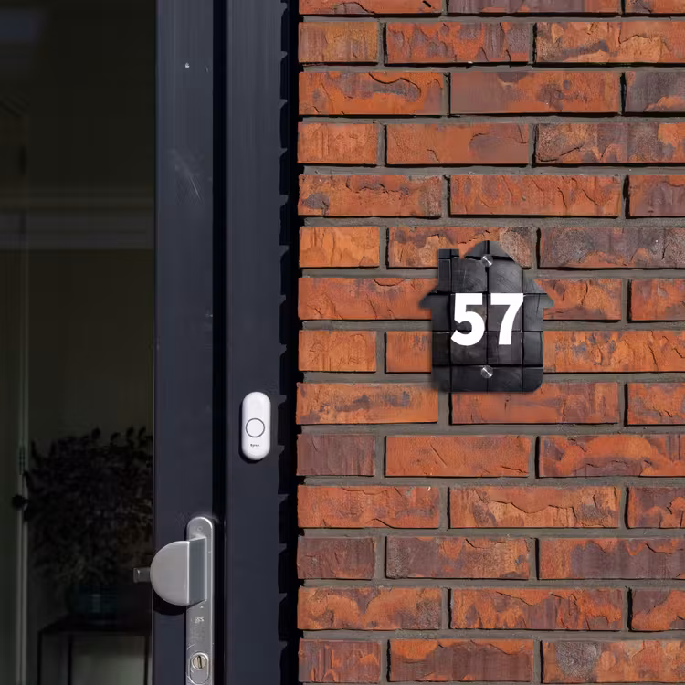 Naambordje voordeur - Huisjesvorm - Zwarte houtblokken - Traditioneel — 3