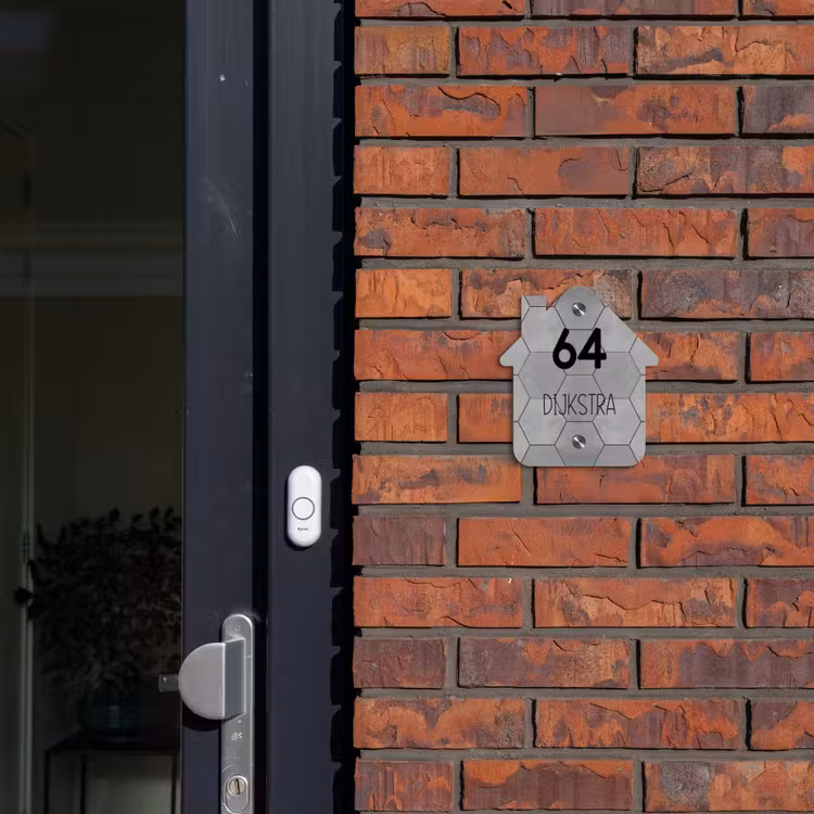 Naambordje voordeur - Huisjesvorm - Grijze tegels - Modern — 3