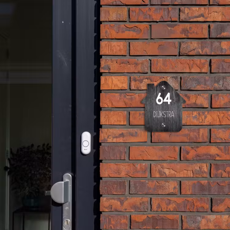 Naambordje voordeur - Huisjesvorm - Donker hout - Modern — 3