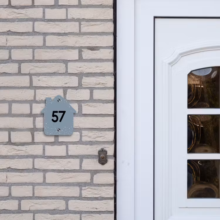 Naambordje voordeur - Huisjesvorm - Grijsgroen met stippen - Traditioneel — 2