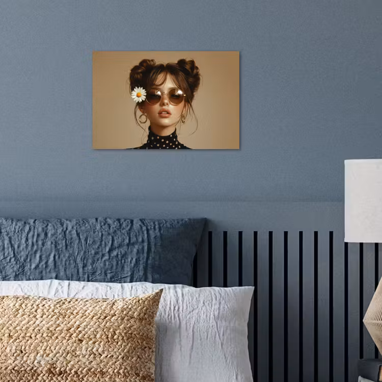 Poster – Vrouw met Ronde Zonnebril en Madeliefje — 3