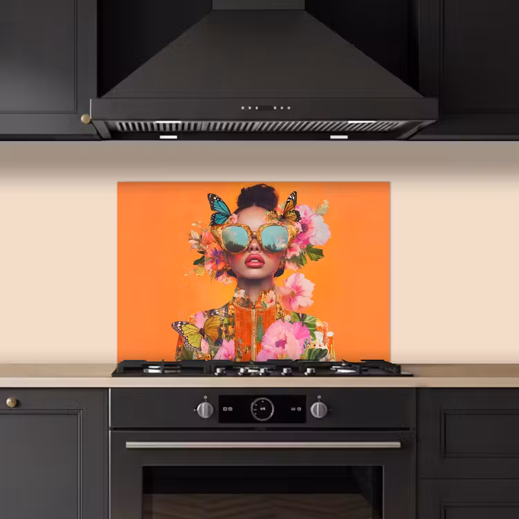 Spatscherm keuken - Vlinders - Vrouw - Zonnebril - Kleurrijk — 2