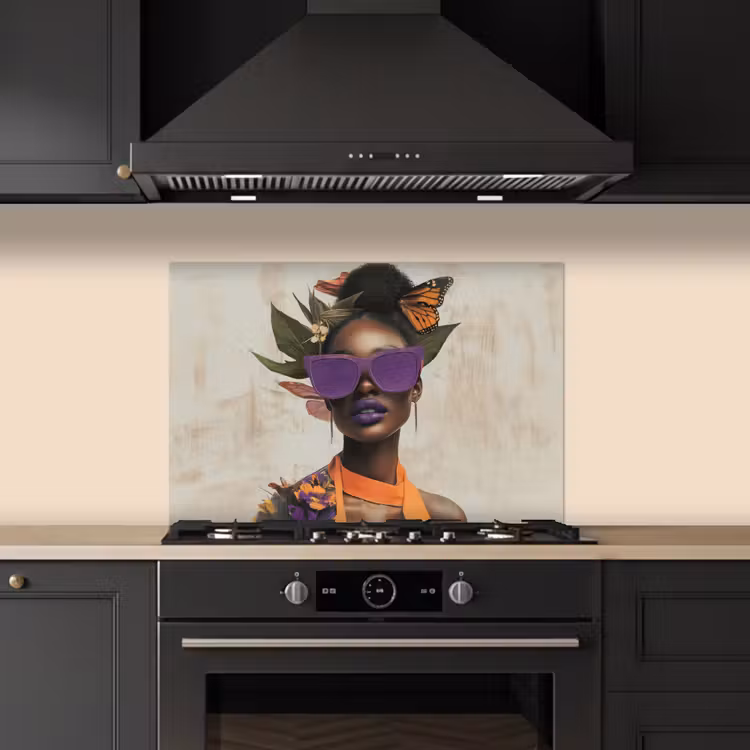 Spatscherm keuken - Vrouw - Zonnebril - Vlinder - Bloemen — 2
