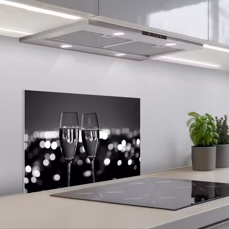 Spatscherm keuken - Bubbels - Proosten - Champagneglazen - Stadslichten — 5