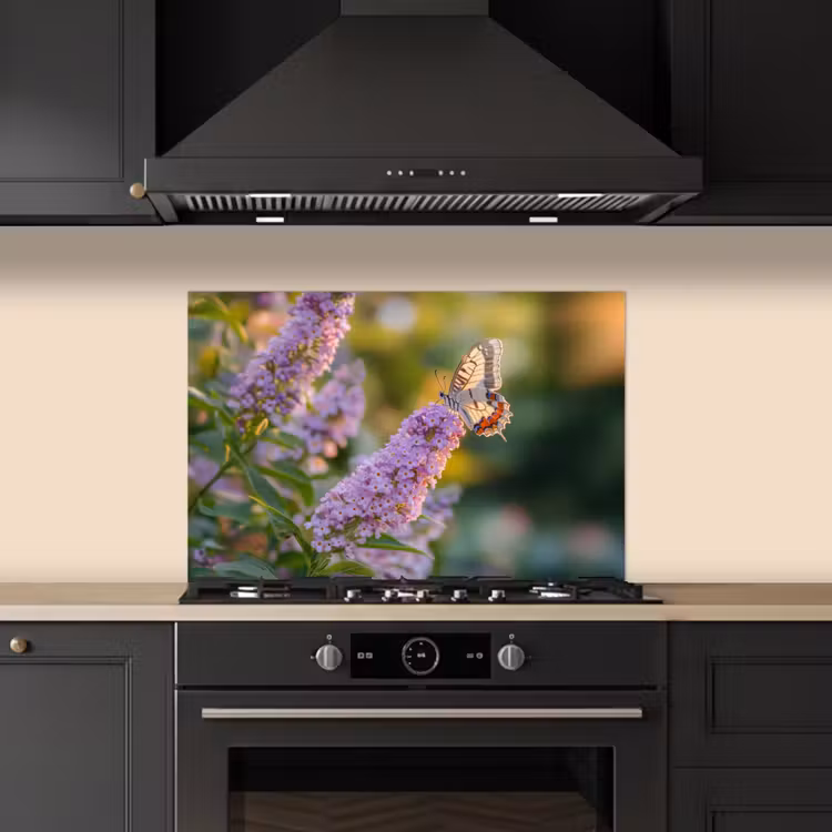 Spatscherm keuken - Sierlijke - Vlinder - Paarse - Bloemen — 2