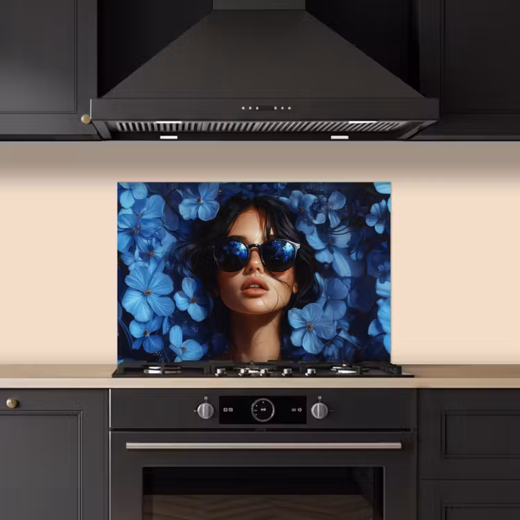 Spatscherm keuken - Vrouw - Blauw - Bloemen - Vlinders - Natuur — 2