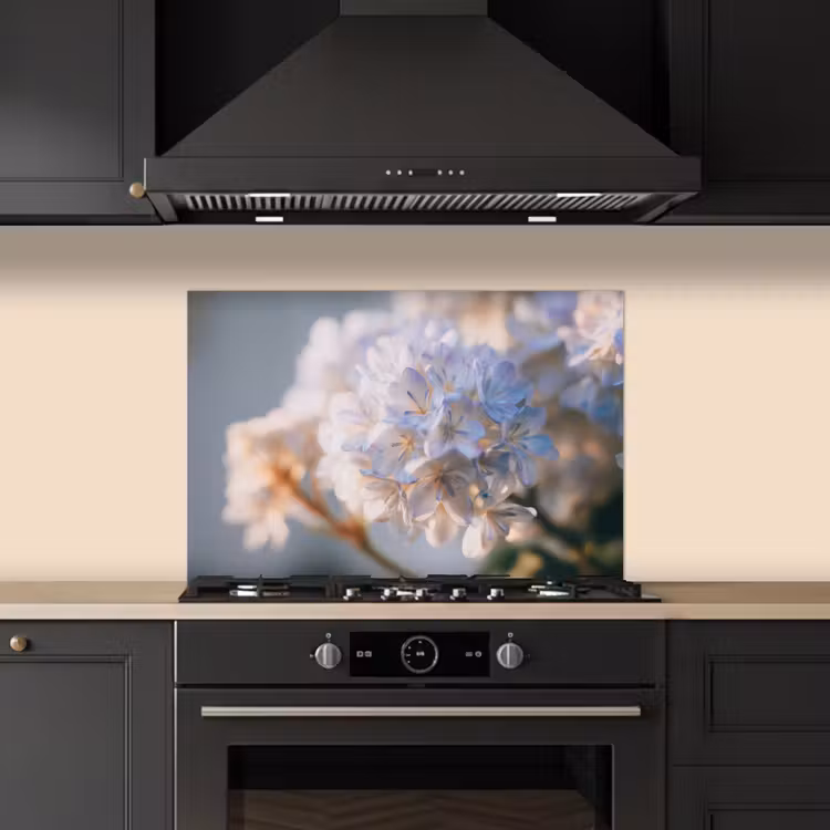 Spatscherm keuken - Bloemen - Lichtblauw - Wazig - Trosje — 2