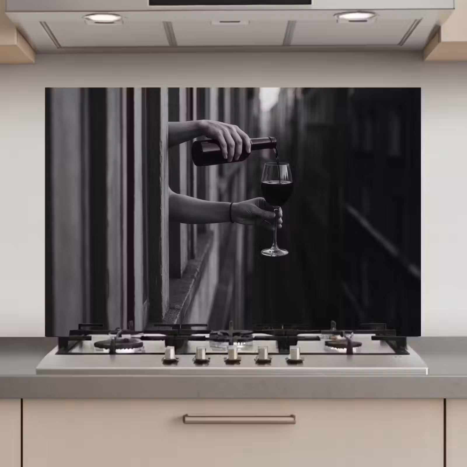Spatscherm keuken - Wijnfles - Glas - Handen - Raam — 1