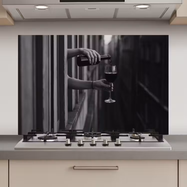 Spatscherm keuken - Wijnfles - Glas - Handen - Raam — 1