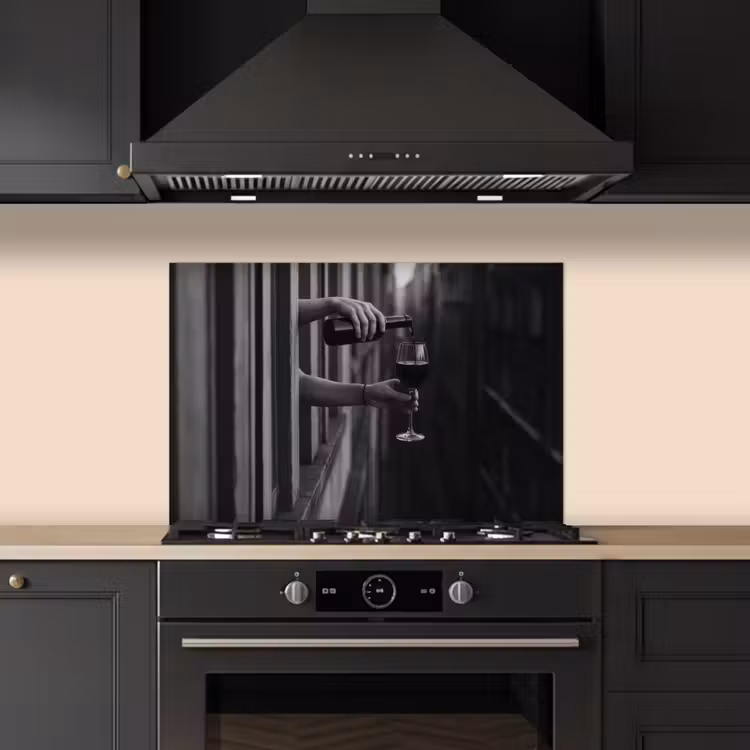 Spatscherm keuken - Wijnfles - Glas - Handen - Raam — 2