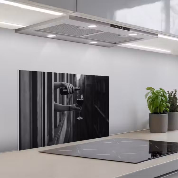 Spatscherm keuken - Wijnfles - Glas - Handen - Raam — 5