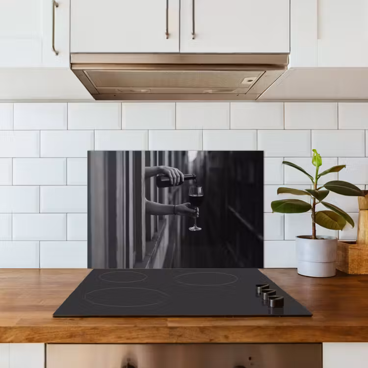 Spatscherm keuken - Wijnfles - Glas - Handen - Raam — 6