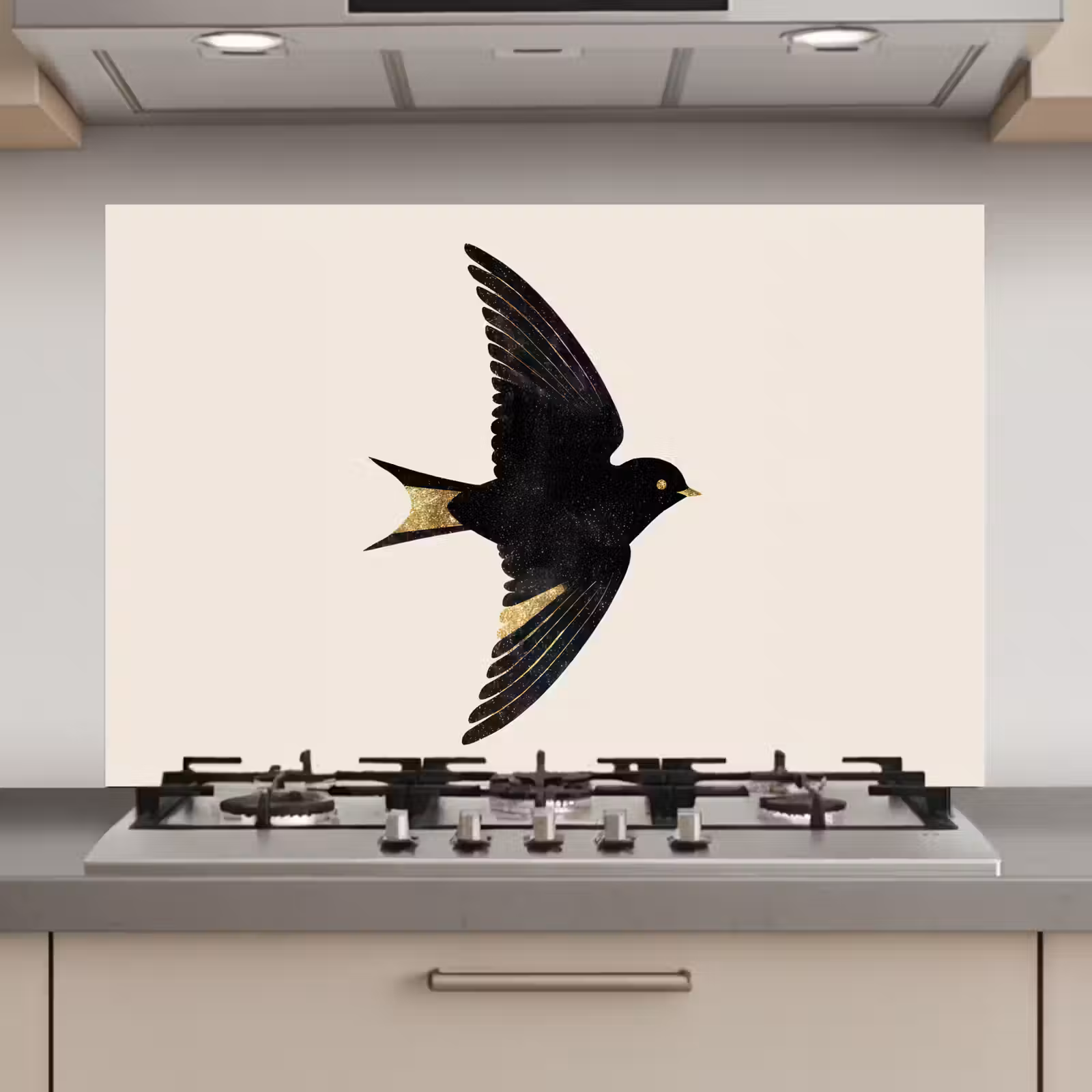 Spatscherm keuken - Zwarte zwaluw - Gouden accenten - Lichte achtergrond — 1