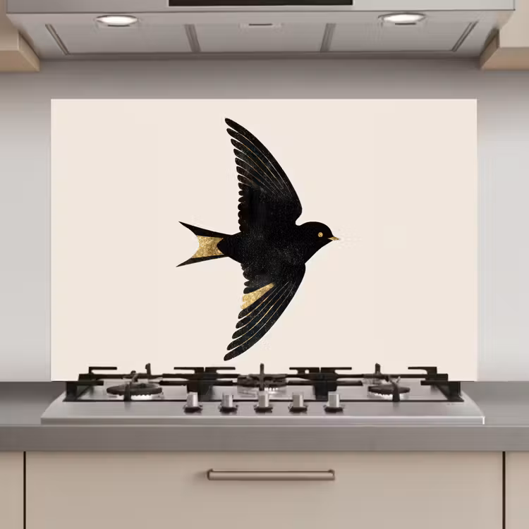 Spatscherm keuken - Zwarte zwaluw - Gouden accenten - Lichte achtergrond — 1