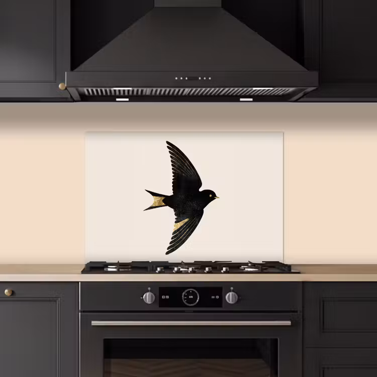 Spatscherm keuken - Zwarte zwaluw - Gouden accenten - Lichte achtergrond — 2