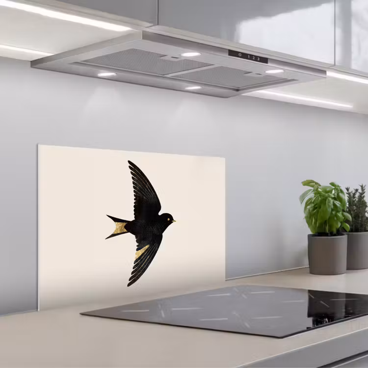 Spatscherm keuken - Zwarte zwaluw - Gouden accenten - Lichte achtergrond — 5