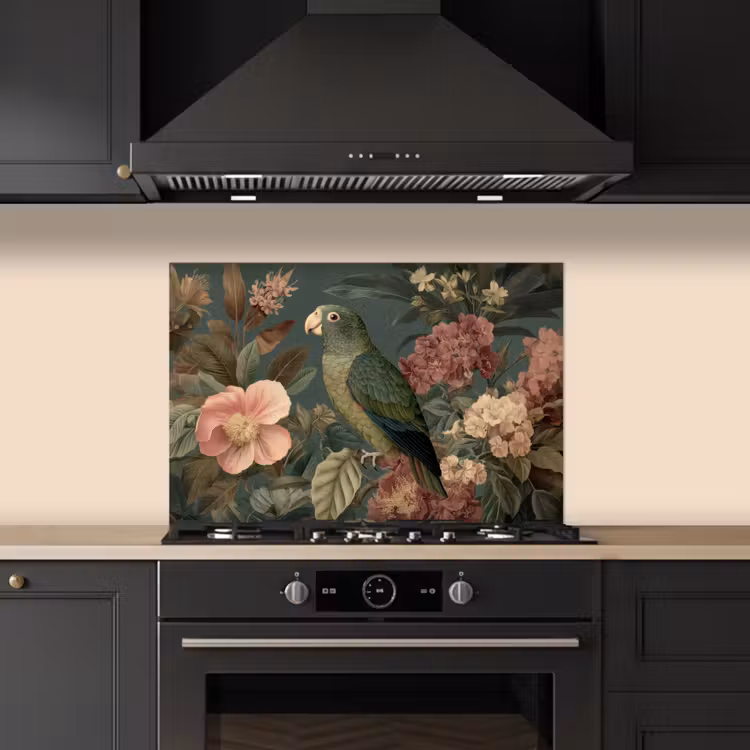Spatscherm keuken - Groene papegaai - Kleurrijke bloemen - Donkere achtergrond — 2