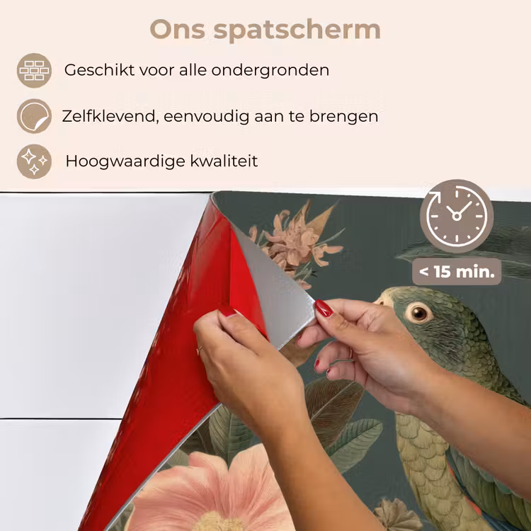 Spatscherm keuken - Groene papegaai - Kleurrijke bloemen - Donkere achtergrond — 4