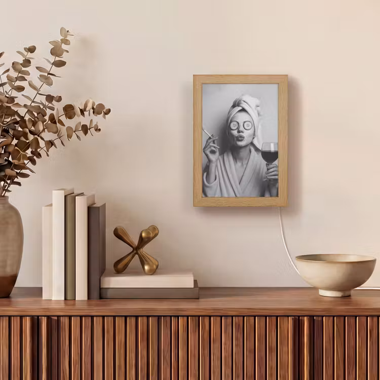 Tafellamp - Vrouw - Masker - Wijn - Sigaret — 4