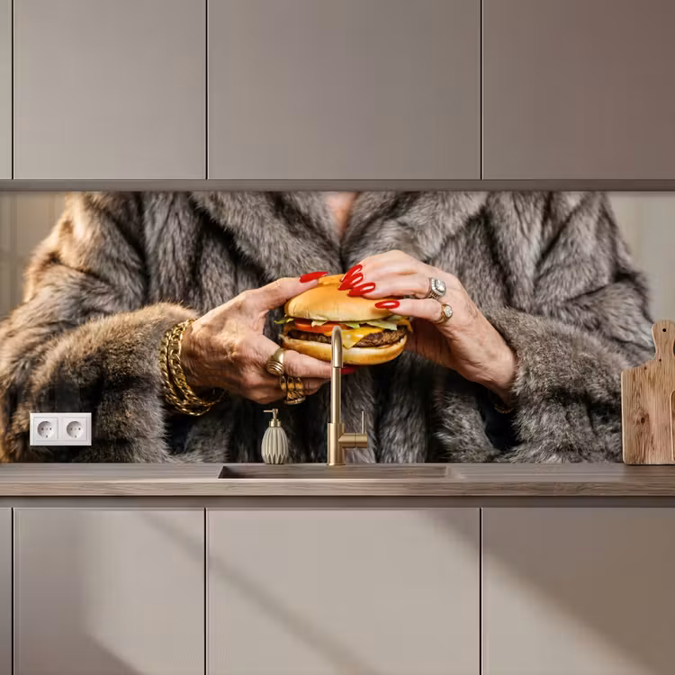 Keuken achterwand - Vrouw - Hamburger - Bontjas — 1