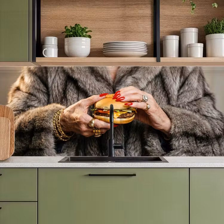 Keuken achterwand - Vrouw - Hamburger - Bontjas — 5