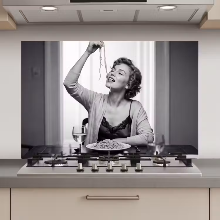 Spatscherm keuken - Vrouw - Spaghetti - Zwart - Wit — 1