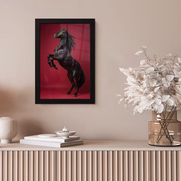 Poster met lijst - Steigerend Zwart Paard Bordeaux Achtergrond — 5