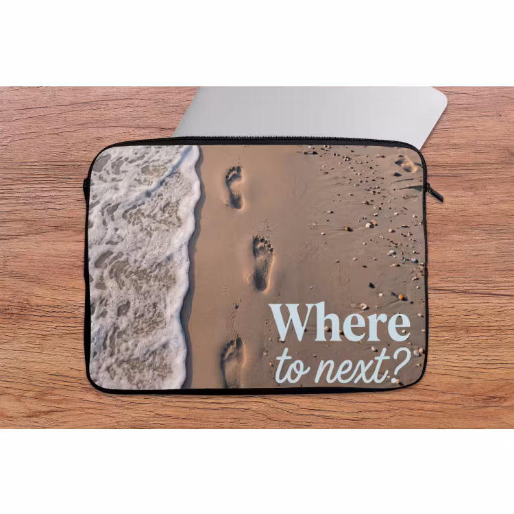 Laptophoes - Where to next - Strand - Voetstappen — 2