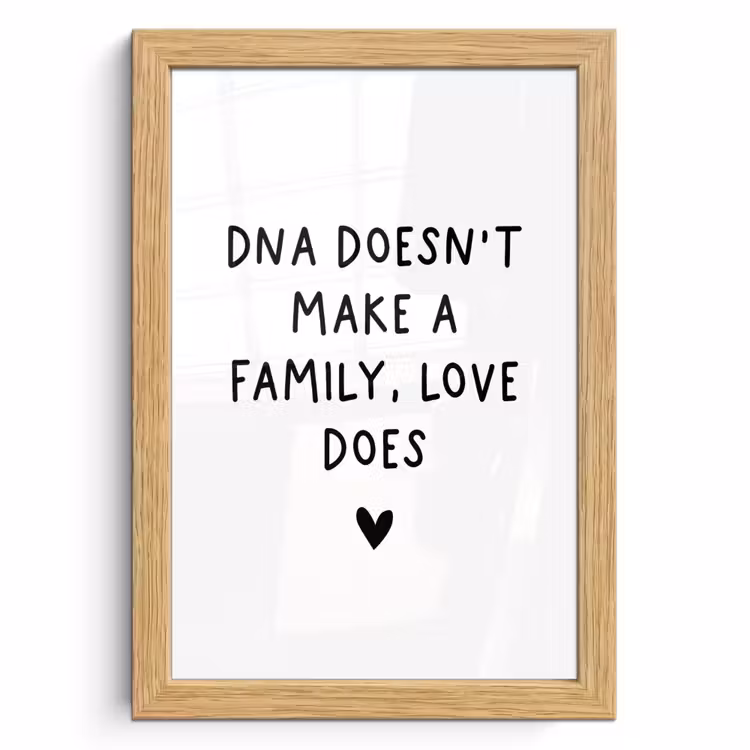 Poster met lijst - Engelse quote "DNA doesn't make a family, love does" met een hartje op een witte achtergrond — 1