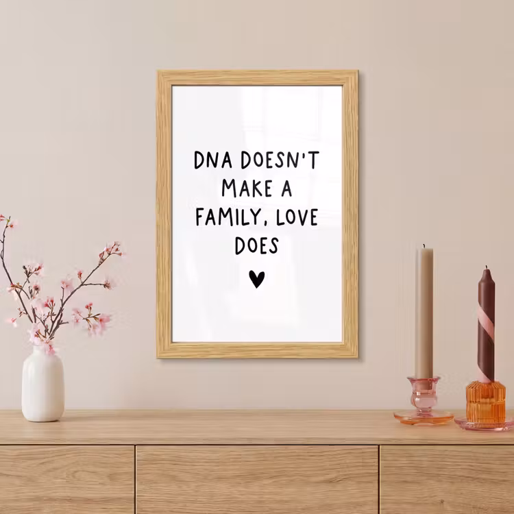 Poster met lijst - Engelse quote "DNA doesn't make a family, love does" met een hartje op een witte achtergrond — 5