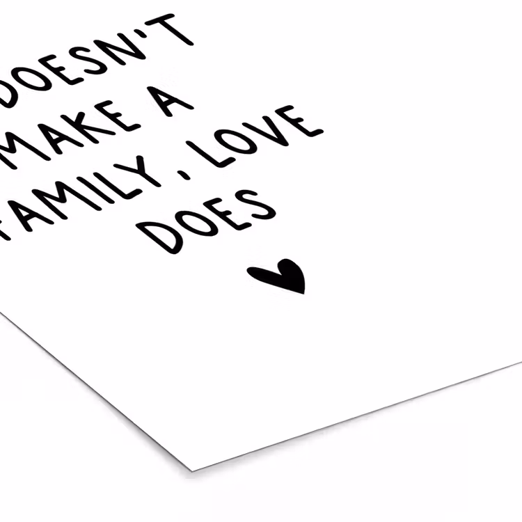Poster met lijst - Engelse quote "DNA doesn't make a family, love does" met een hartje op een witte achtergrond — 7