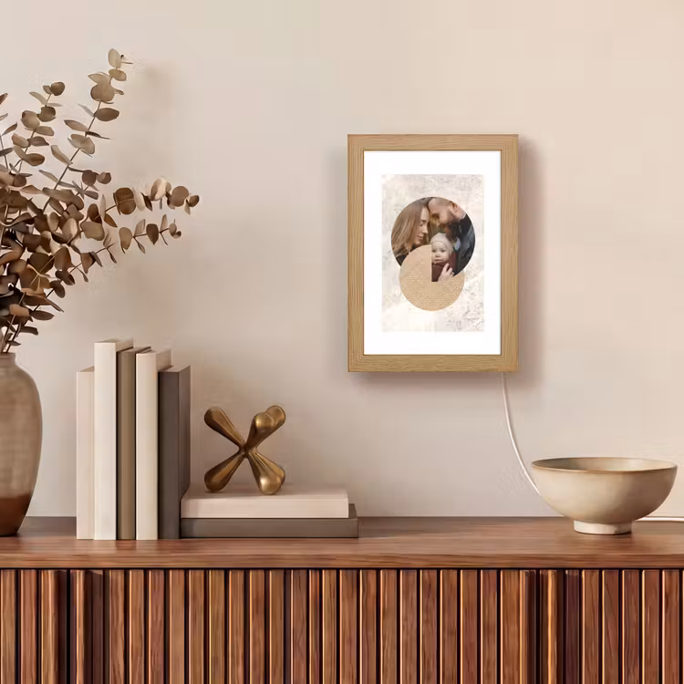 Gepersonaliseerde Lightbox - Ronde fotocollage met beige textuur en marmeren achtergrond — 4