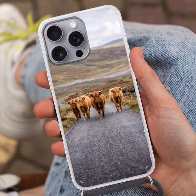 Telefoonhoesje met koord - Schotse Hooglanders - Weg - Landschap - Kudde — 2