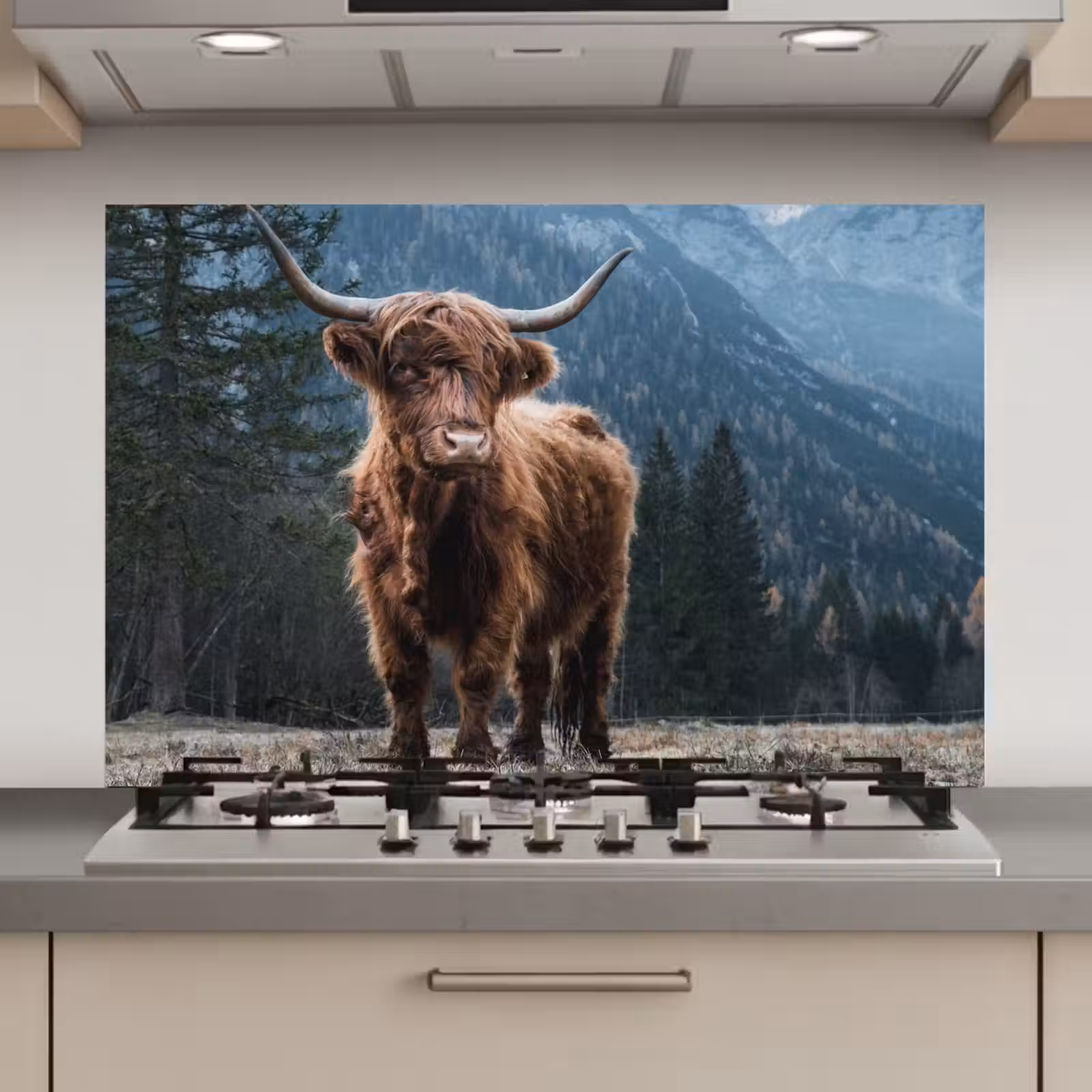 Spatscherm keuken - Schotse hooglander - Berg - Landschap - Bomen - Koe - Natuur — 1