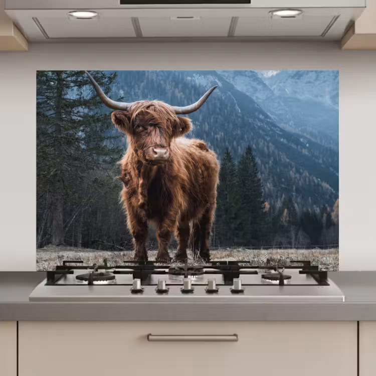 Spatscherm keuken - Schotse hooglander - Berg - Landschap - Bomen - Koe - Natuur — 1