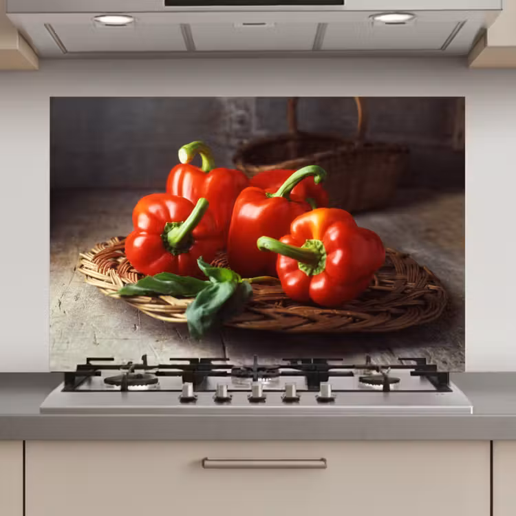 Spatscherm keuken - Vier rode paprika's op een rieten mand — 1