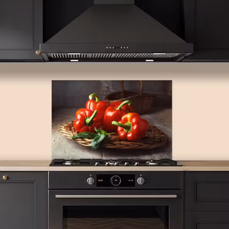 Spatscherm keuken - Vier rode paprika's op een rieten mand — 2