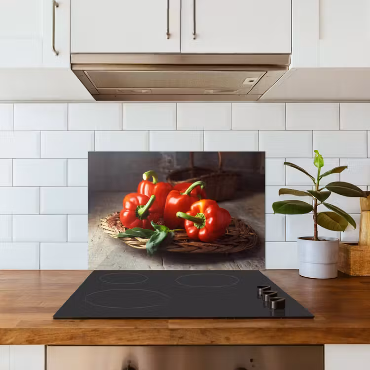 Spatscherm keuken - Vier rode paprika's op een rieten mand — 6