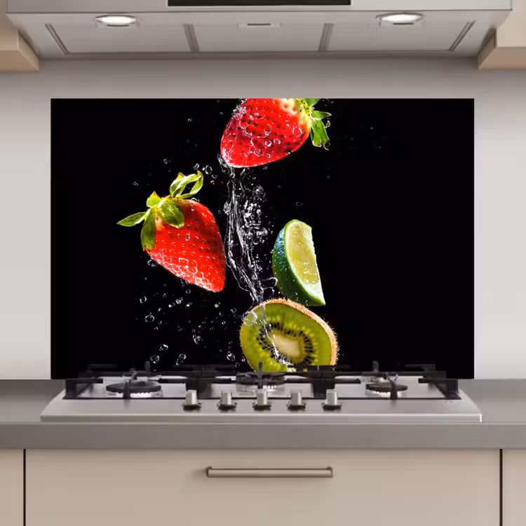 Spatscherm keuken - Fruit - Water - Zwart - Stilleven Aardbei - Kiwi — 1