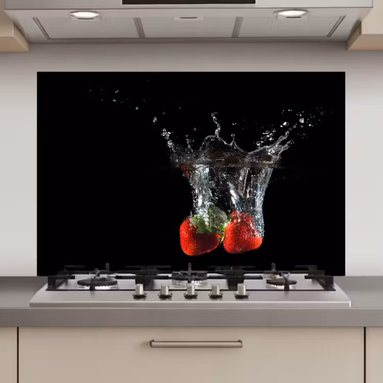 Spatscherm keuken - Aardbeien - Fruit - Water - Zwart - Rood — 1