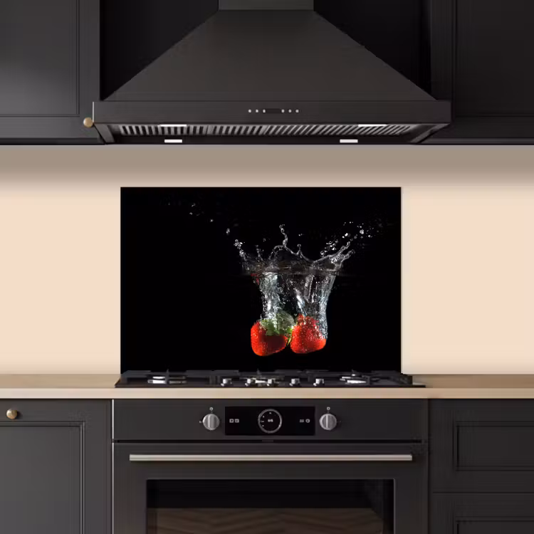 Spatscherm keuken - Aardbeien - Fruit - Water - Zwart - Rood — 2
