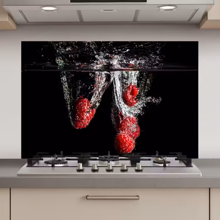 Spatscherm keuken - Frambozen - Fruit - Stilleven - Water - Zwart - Rood — 1