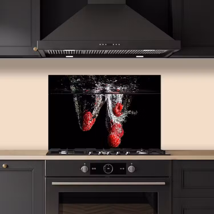 Spatscherm keuken - Frambozen - Fruit - Stilleven - Water - Zwart - Rood — 2