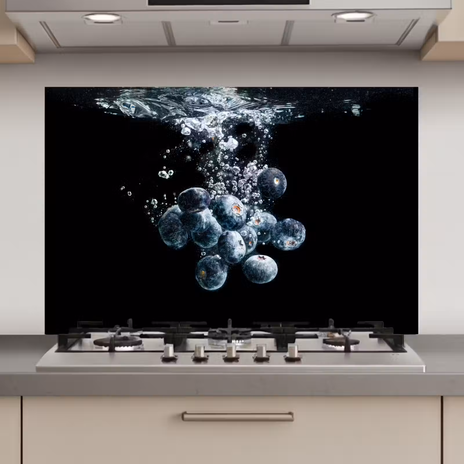 Spatscherm keuken - Blauwe bessen - Fruit - bes - Stilleven - Water - Zwart — 1