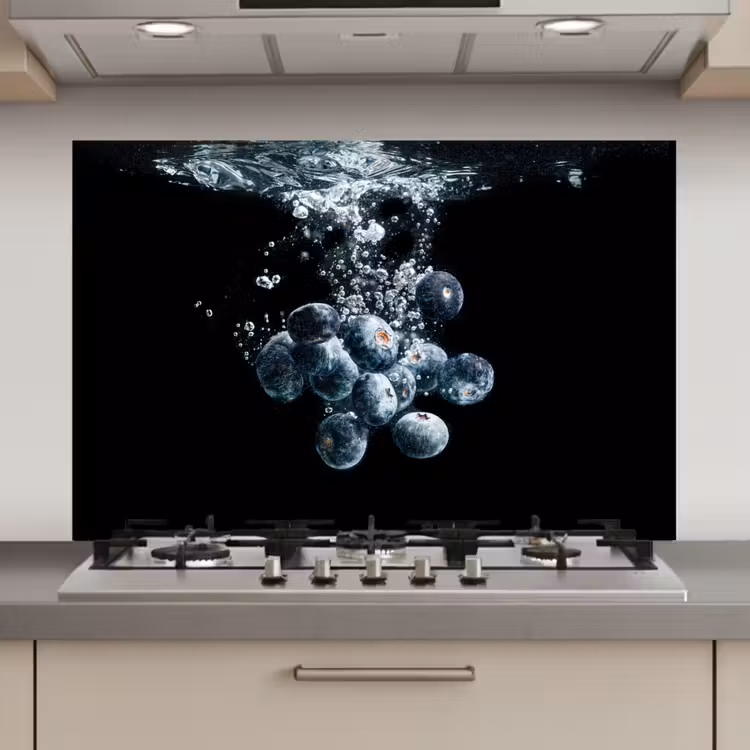 Spatscherm keuken - Blauwe bessen - Fruit - bes - Stilleven - Water - Zwart — 1