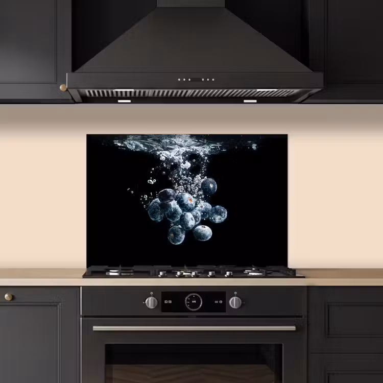Spatscherm keuken - Blauwe bessen - Fruit - bes - Stilleven - Water - Zwart — 2